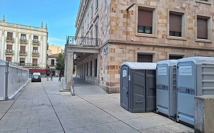 WC químicos portátiles en una feria