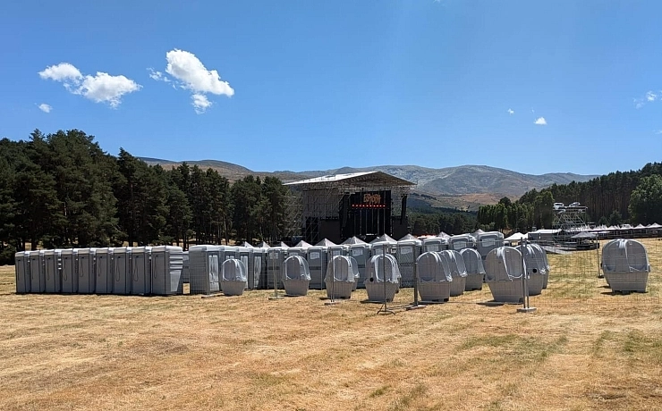 Baños portátiles en un festival de música